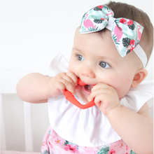 Laden Sie das Bild in den Galerie-Viewer, silicone heart teething ring for young teethers