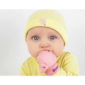 anti scratch teething mittens for newborns from gummee in use