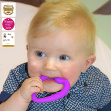 Laden Sie das Bild in den Galerie-Viewer, detachable silicone heart teething ring for young teethers pain relief for teethers in use