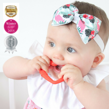 Laden Sie das Bild in den Galerie-Viewer, detachable silicone heart teething ring for young teethers pain relief for teethers in use