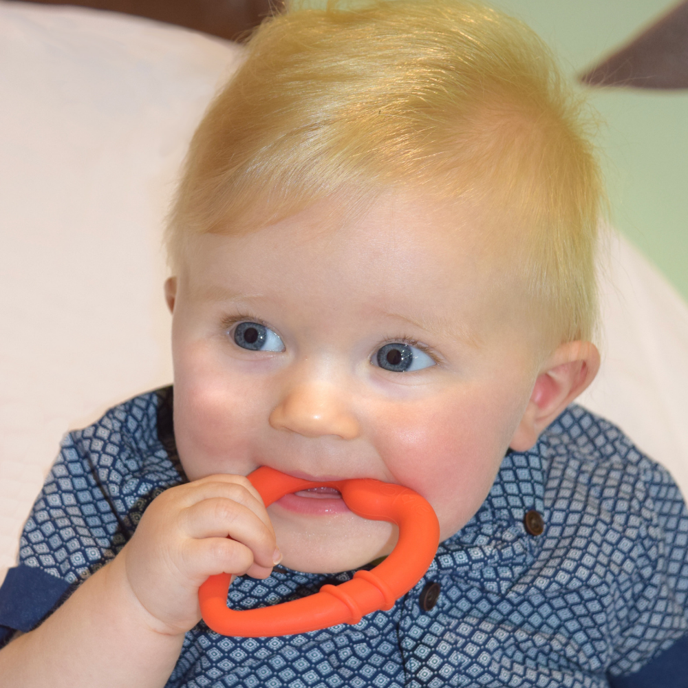 detachable silicone heart teething ring for young teethers pain relief for teethers in use