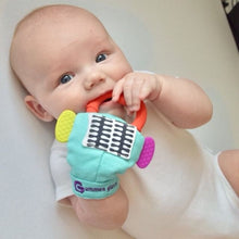 Laden Sie das Bild in den Galerie-Viewer, gummee glove teething mitten for babies chewing on detachable heart teether in use